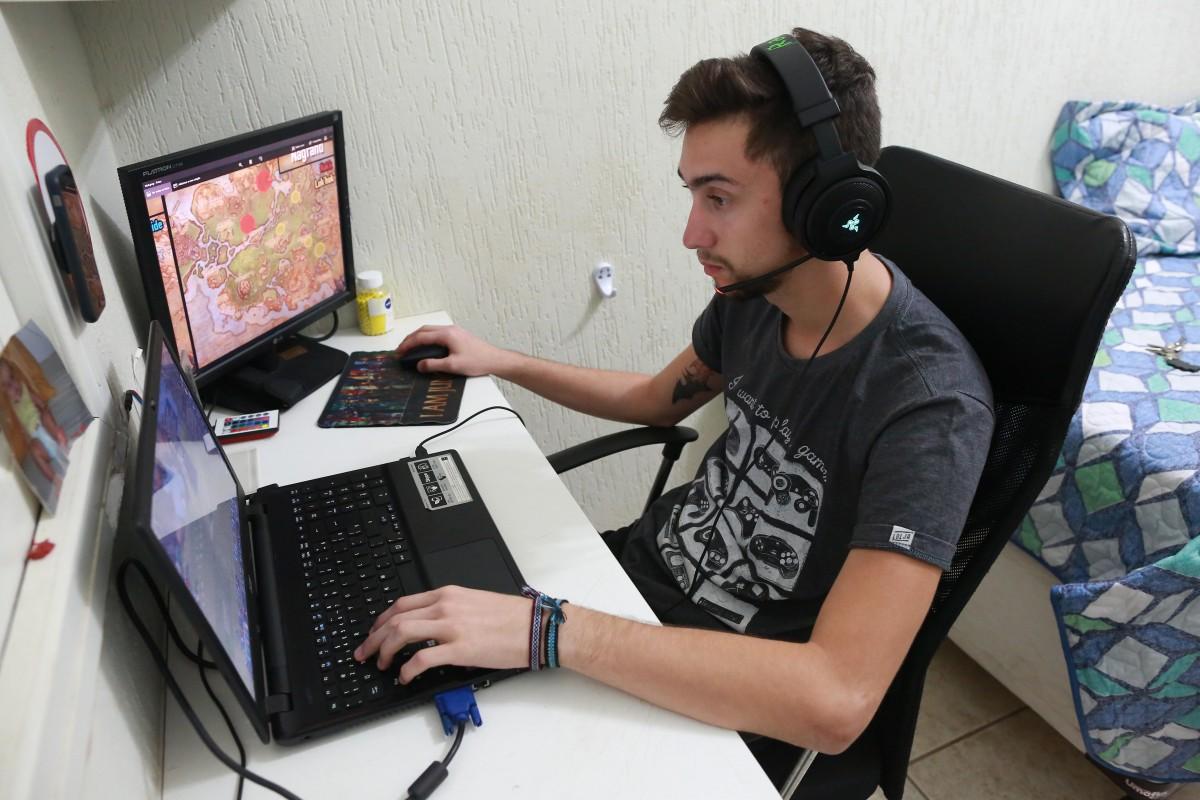 O estudante Caio Marques adora jogar on-line com os amigos em seu computador: refúgio necessário (LEANDRO FERREIRA/AAN )
