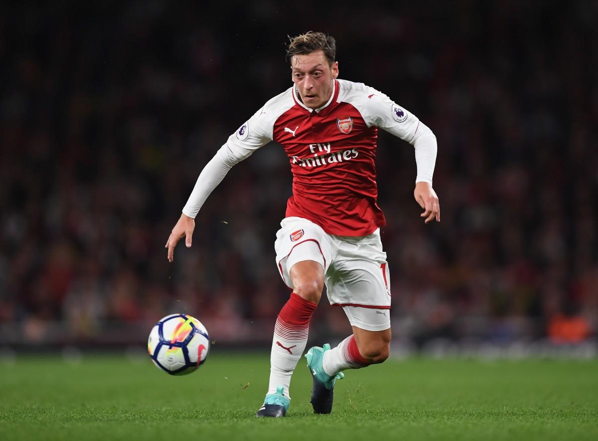 Depois de uma longa negociação, o meio-campista alemão Mesut Özil, enfim, renovou com o Arsenal (AFP)