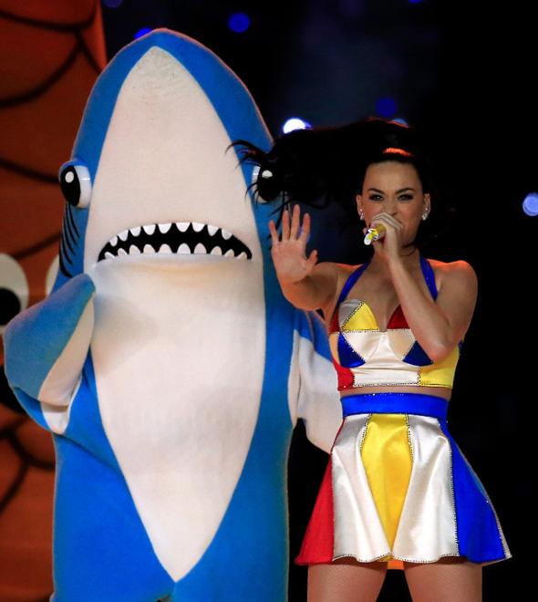 Katy foi acompanhada por dois dançarinos vestidos de tubarão enquanto cantava a música "Teenage Dream". (Pinterest)