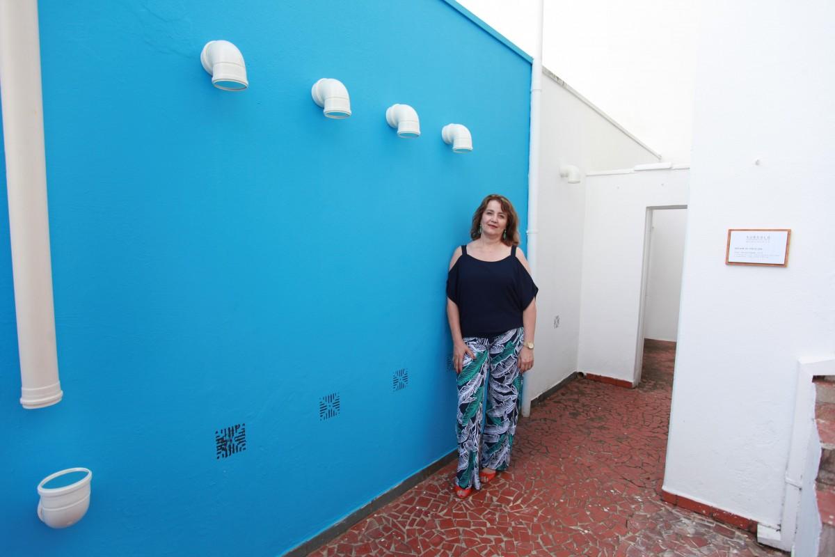A artista plástica Adriana da Conceição ao lado de uma de suas instalações (Leandro Torres/AAN)