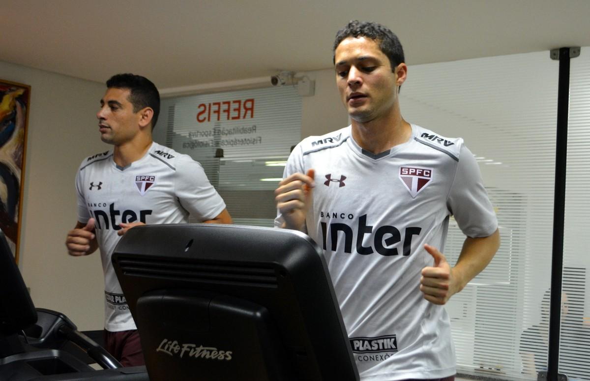 São Paulo treinou nesta sexta-feira sem o zagueiro Anderson Martins, poupado por dores na coxa esquerda (Divulgação)