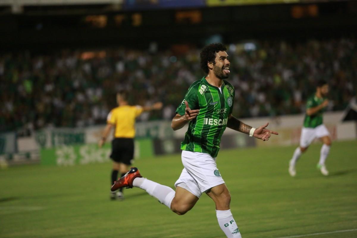 Bruno Mendes comemora o segundo gol do Guarani, que chega à 2ª vitória seguida e mantém os 100% em casa (Leandro Ferreira/AAN)