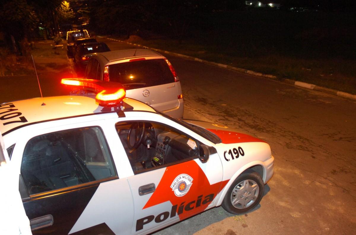 Viaturas da Polícia Militar foram até o condomínio e os policiais conseguiram libertar um vigia e que estava como refém e evitar o roubor
 (Cedoc/RAC)