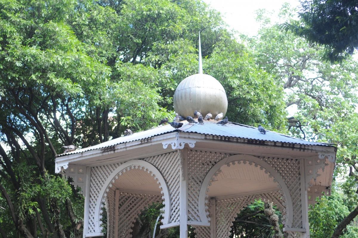 Coreto-patíbulo do Largo do Pará, com beiral tomado por limo, virou ninho de pombas r
 (Dominique Torquato/AAN)