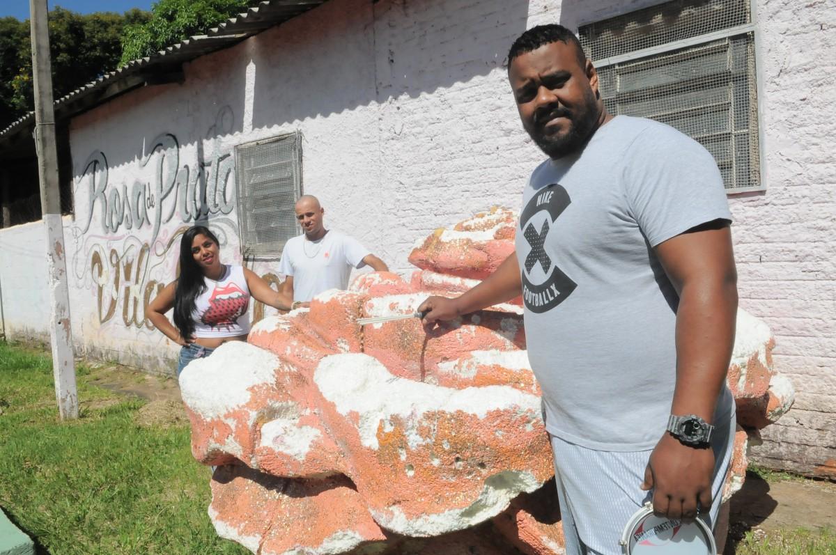 O presidente Rafael Rosa e o casal de integrantes da Rosas de Prata, Carla e Weslley: na antiga sede da escola de sambar
 (Carlos Sousa Ramos/AAN)