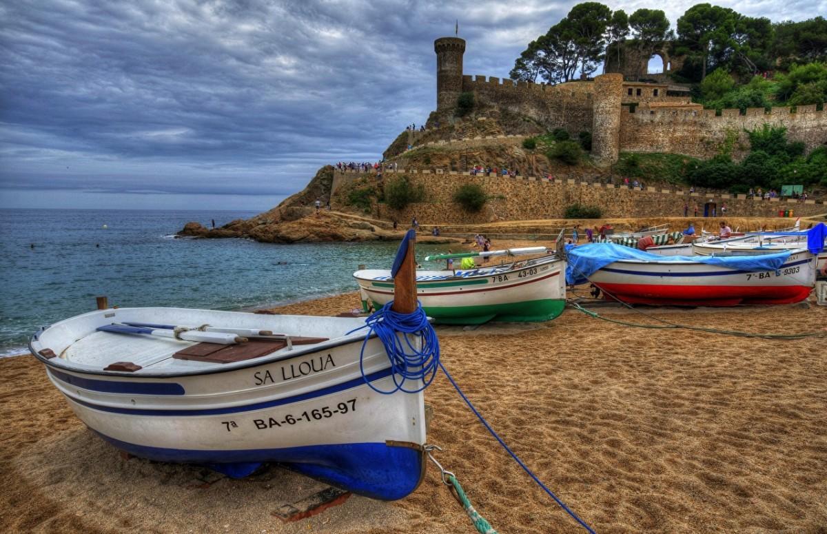 Um navio que zarpou de Melilla no sábado à tarde "avistou a quatro ou cinco milhas de navegação cerca de vinte corpos flutuando no mar", indicou uma porta-voz da delegação do governo (Reprodução)
