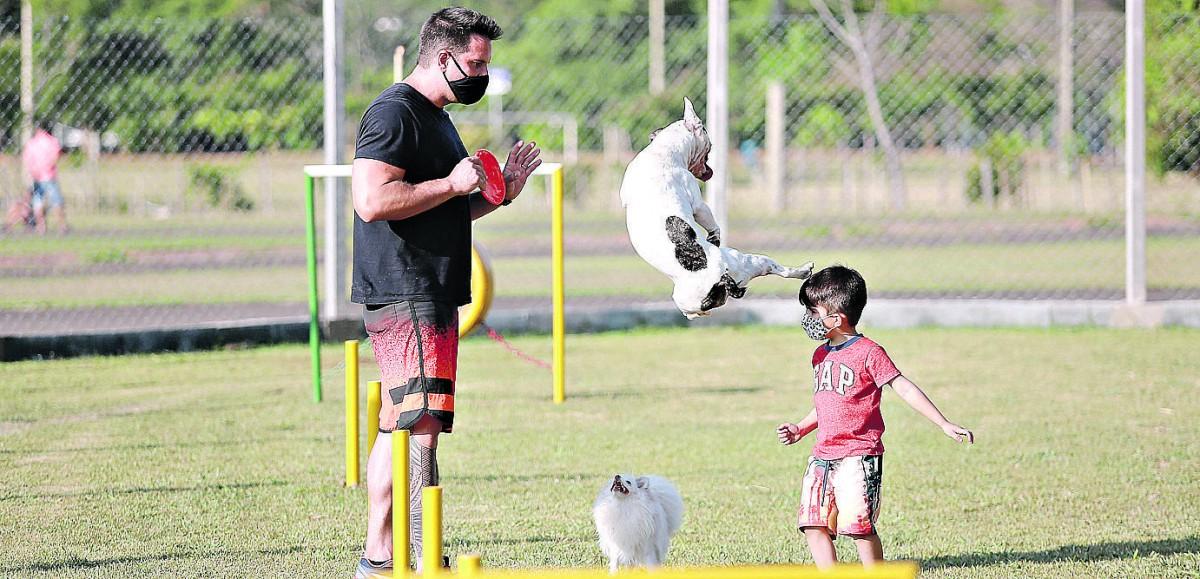 A Pracão, espaço destinado aos pets e seus donos na Lagoa do Taquaral, tem recebido muitas famílias em busca de lazer (Leandro Ferreira/AAN)