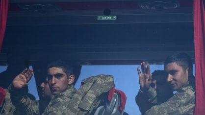 Soldados turcos seguem para fronteira com a Síria, em Hassa  (AFP)
