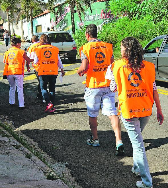 Voluntários fazem visita a casas para ações de conscientização e eliminação de focos do Aedes: em Campinas, visitas deste fim de semana foram concentradas na região do Ouro Verde (Divulgação/Prefeitura de Campinas)