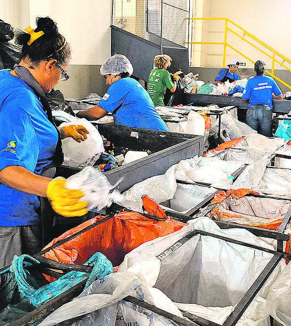 Materiais recicláveis são separados no novo barracão da Cooperativa Nossa Senhora da Aparecida (Dominique Torquato)