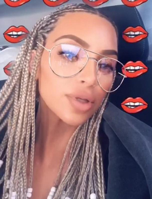 A socialite compartilhou em seu snapchat um vídeo em que aparece com o cabelo trançado com búzios nas pontas. (Divulgação)