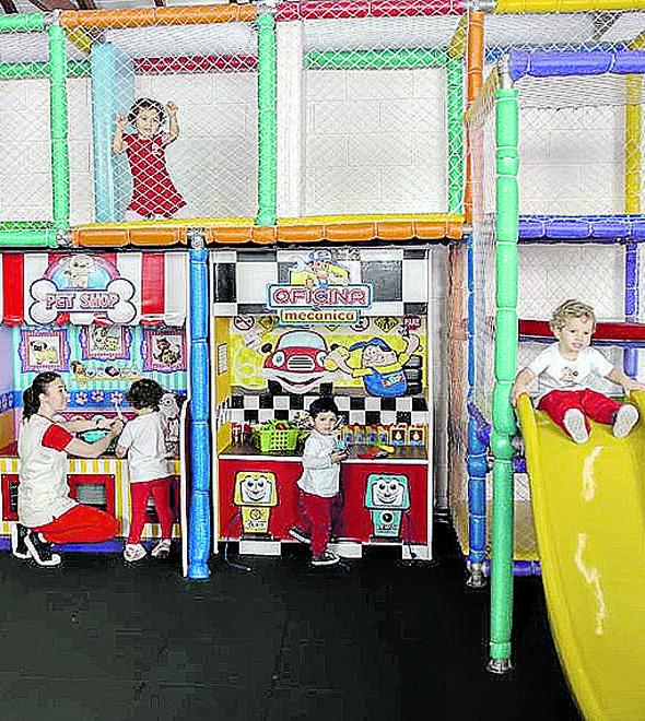 Alunos durante brincadeira: alegria de estarem juntos novamente e valorização da parceria família-escola (Divulgação)