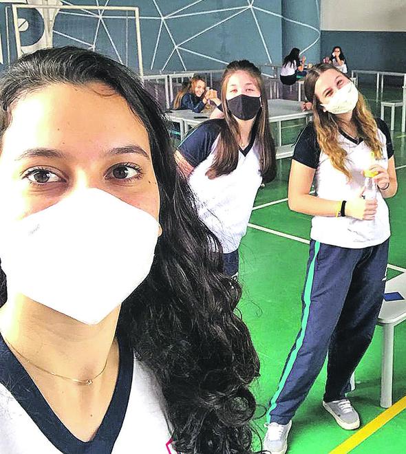 Estudantes no intervalo das aulas no Poliedro: consciência para uso de máscaras, distanciamento e atendimento de todos os procedimentos de segurança nas dependências do colégio (Divulgação)