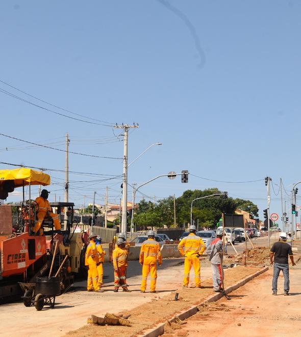 Operários e maquinário trabalham em trecho não concluído do Corredor Ouro Verde: empresa responsável ganha fôlego para a finalização de todas as obras (Wagner Souza/AAN)