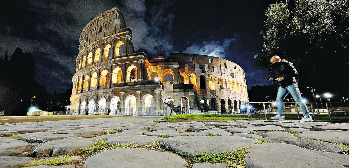 Pedestre caminha diante do Colisseum no anoitecer de Roma; Europa vê com tensão a 2ª onda do vírus (Vincenzo Pinto/France Press)