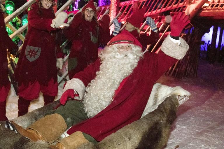 Site indica que o Papai Noel terminou nesta segunda-feira (25) sua volta ao mundo para entregar presentes (AFP)