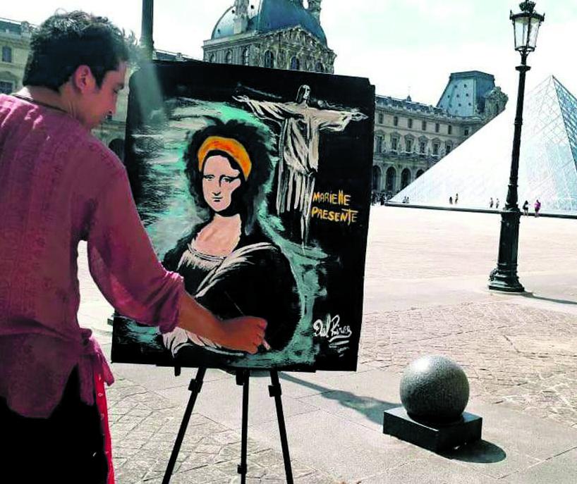Del Pires trabalha ao ar livre, diante do Louvre, em Paris, na obra em homenagem Marielle Franco, vereadora assassinada no Rio: autores do crime ainda não foram apontados (Divulgação)