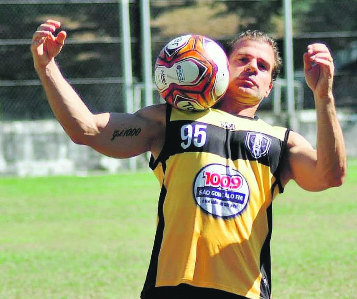 Túlio Maravilha em ação pelo Atlético Carioca, um dos muitos clubes que o atacante defendeu na carreira: "Nasci com o dom de ser artilheiro" (Instagram Oficial)