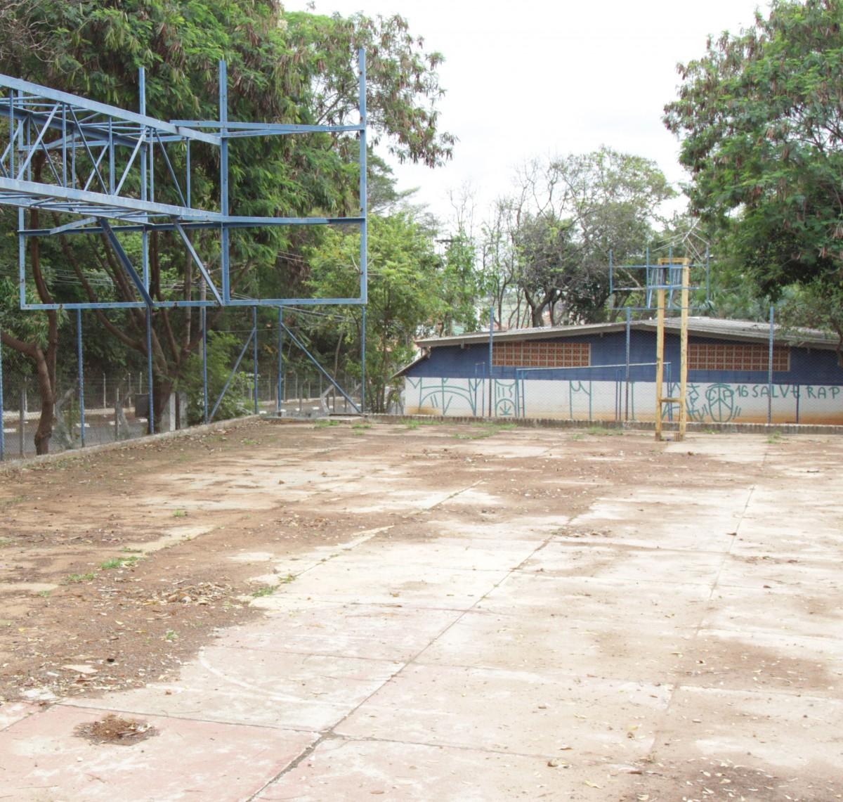 Estrutura para jogar basquete é só uma "miragem": sem tabela e aro (Thomaz Marostegan/Especial para AAN)