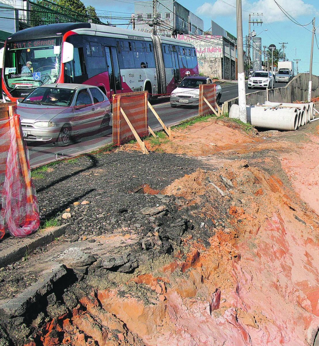 Via marginal à John Boyd recebeu os pontos de ônibus que antes existiam na via expressa: serviços devem durar aproximadamente oito meses  (Thomaz Marostegan/Especial para AAN)