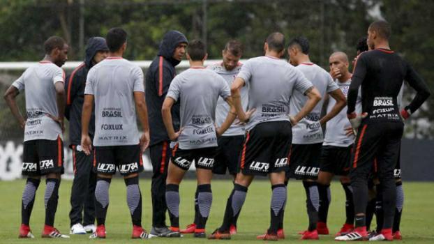 Fábio Carille comandou um treinamento tático no Corinthians nesta quarta-feira, no CT Joaquim Grava, e parece ter definido seus 11 titulares ideias para os próximos jogos (Divulgação)