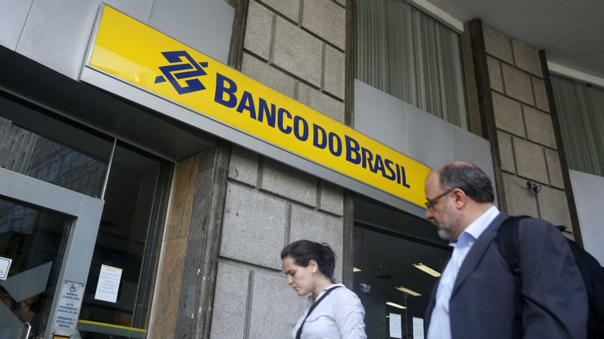 Os prédios das agência, destruídos pelas explosões, permaneciam interditados no início da tarde. Além dos equipamentos, paredes internas dos imóveis ruíram. (DR)