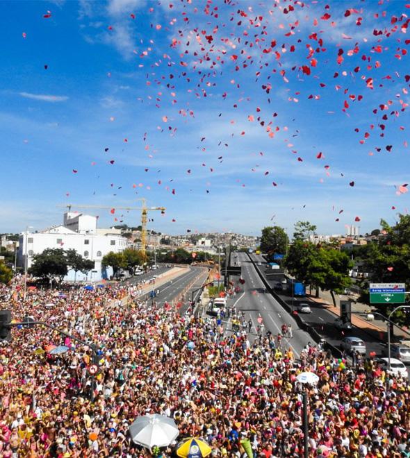 Mas nem tudo é festa. Os refugiados criticam episódios de violência e a sujeira nas ruas após a folia. (Divulgação)