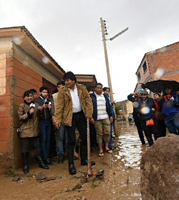 Uma semana antes, o presidente, que percorreu várias das zonas atingidas, havia declarado alerta e ordenado às Forças Armadas e à Defesa Civil (Bolivian Presidency/AFP)