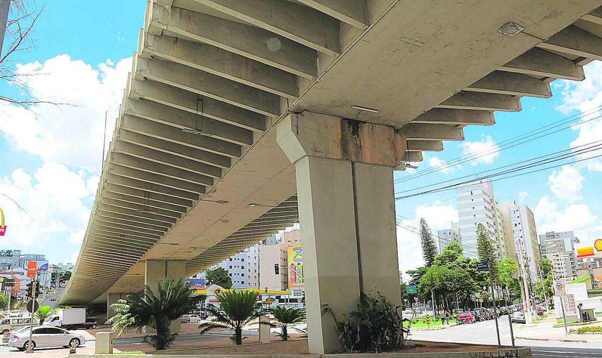 Viaduto São Paulo, conhecido como "Laurão" recebeu algumas intervenções recentes, mas rachaduras e infiltrações já são notadas nos seus pilares (Carlos Sousa Ramos/AAN)
