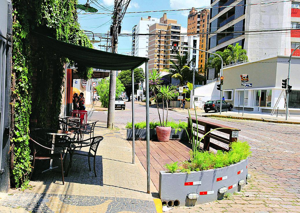 Parklet instalado na Rua Coronel Quirino, no Cambuí: segundo a Prefeitura, equipamento está fora das regras (Leandro Ferreira/AAN)