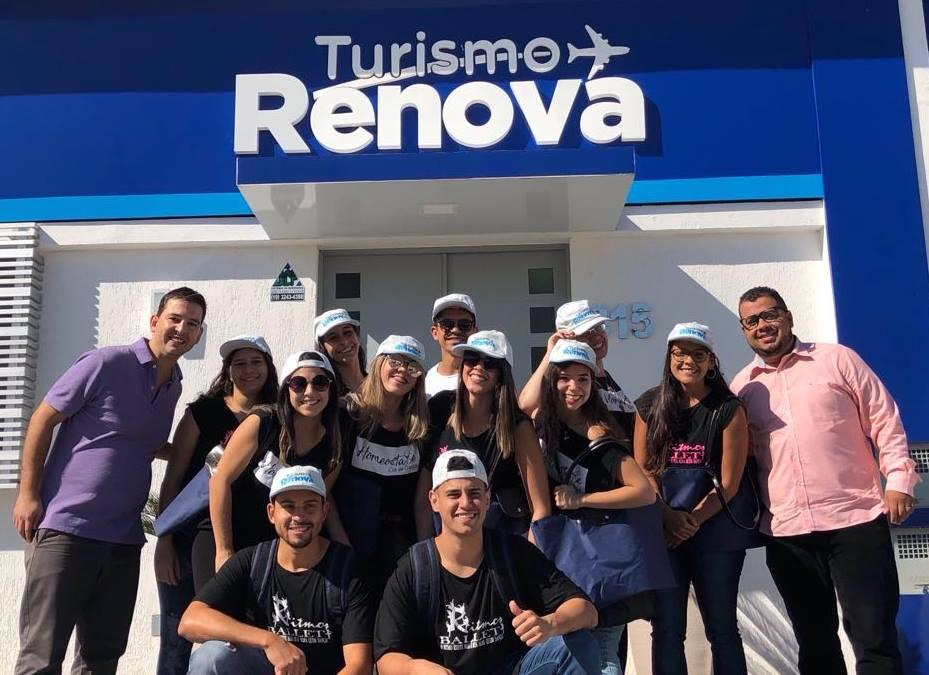 A viagem só foi possível depois que empresários e uma agência de turismo da cidade, se solidarizaram com a história e ajudaram na compra de novos bilhetes (Reprodução/Facebooik)
