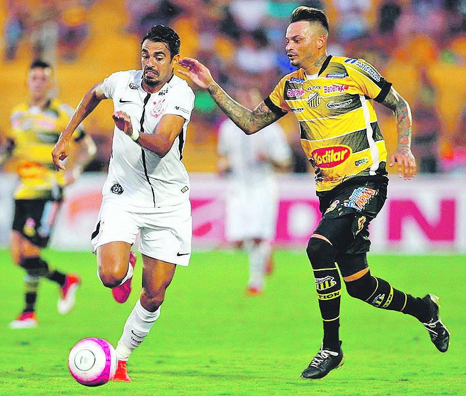 O zagueiro Fábio Ferreira, que ficou afastado na Ponte Preta, em ação contra o Corinthians pelo Paulistão (Cedoc/RAC)