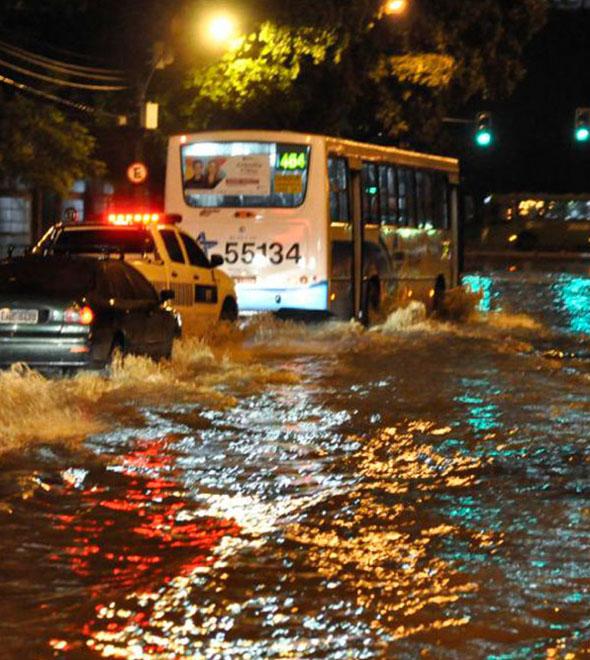 Chuvas no Rio deixa 2 mortos e derruba ciclovia (Divulgação)
