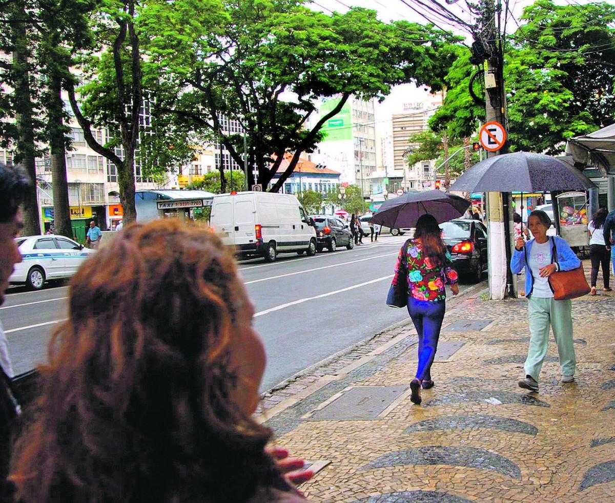 Além dos termômetros em baixa, campineiros que precisaram sair de casa na manhã de quinta-feira tiveram que encarar um chuvisco nas ruas da cidade (Thiago Fonseca/AAN)