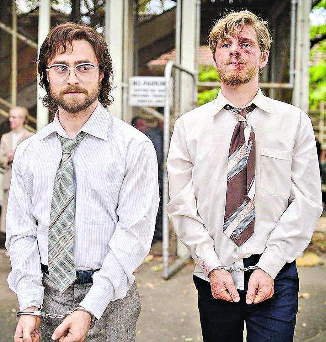 Daniel Radcliffe e Daniel Webber vivem, respectivamente, Tim Jenkin e Stephen Lee: personagens reais (Divulgação)