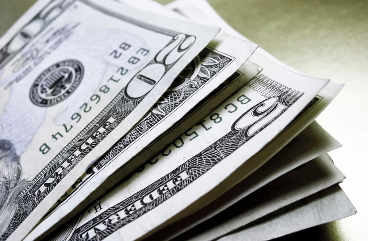 O dólar alcançou o menor valor intraday, de R$ 3,2026 (-0,83%). (Divulgação)