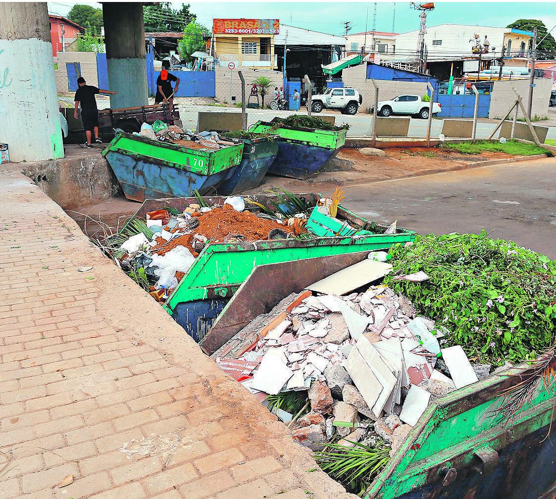 Tudo junto: moradores das imediações reclamam que não adianta nada eles separarem os itens antes do descarte se não existe reciclagem no local (Leandro Ferreira/AAN)