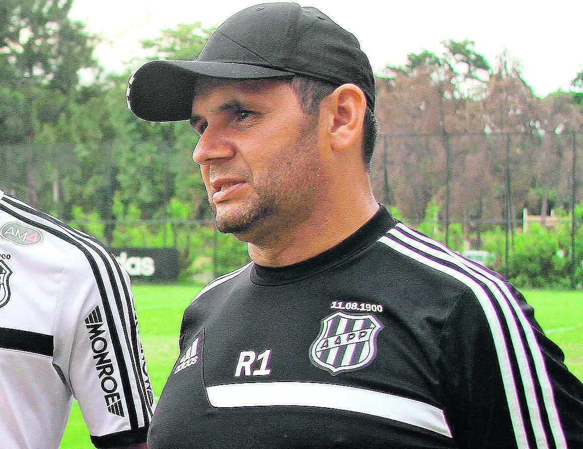 O roupeiro Bezerra foi um dos demitidos pela Ponte Preta: clube enaltece os profissionais que saíram (Cedoc/RAC)