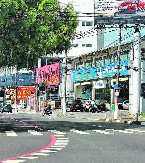 Movimentação na Avenida José de Souza Campos: redução da burocracia para a regularização das placas (Leandro Ferreira)
