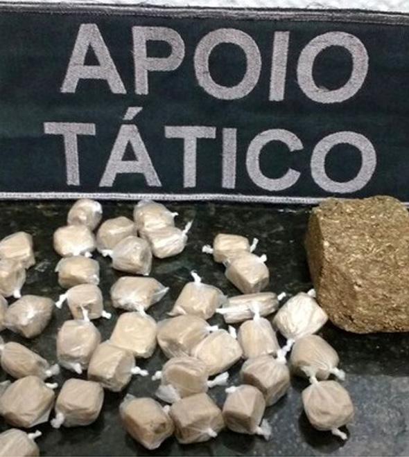 No total foram achadas 38 porções de maconha de tamanho médio e mais um pedaço maior da mesma droga. (PM)