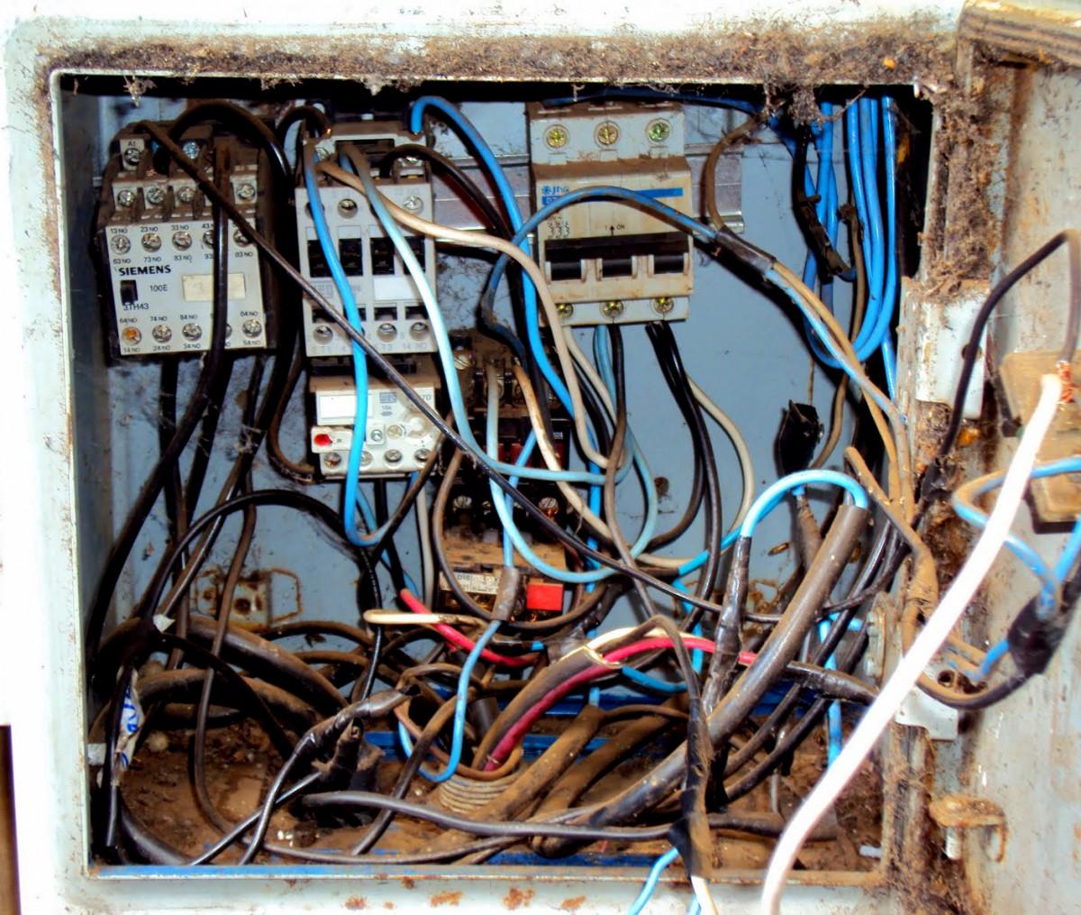 De acordo com o artigo 155 do Código Penal, o furto de energia elétrica é crime passível de um a quatro anos de prisão (Reprodução)