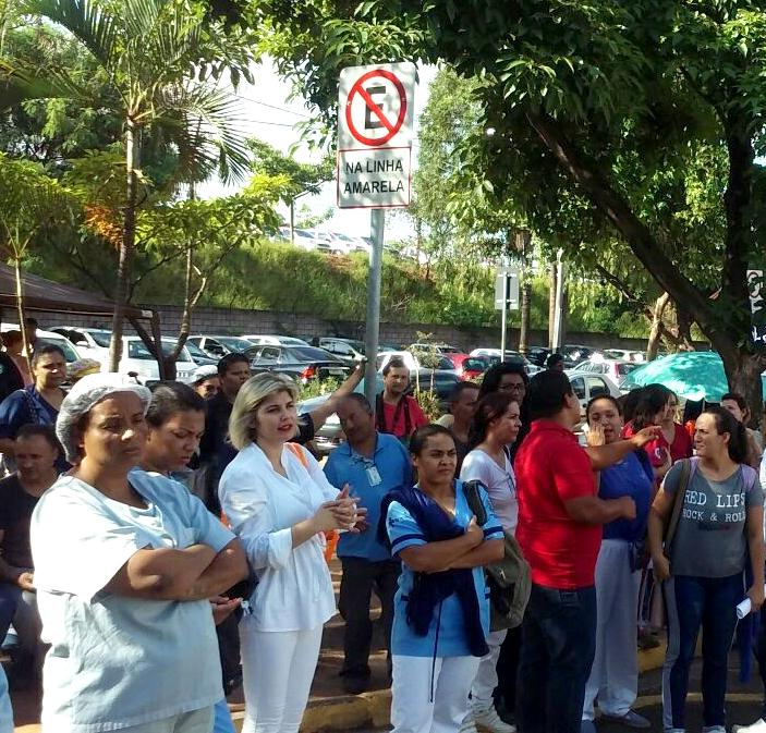 Assembleia de funcionários, quinta-feira, em frente ao Hospital Ouro Verde (Divulgação)