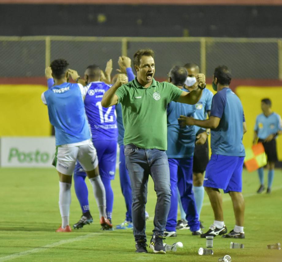 O técnico Felipe Conceição vibra no Barradão: ponto suado (Pietro Carpi/EC Vitória)