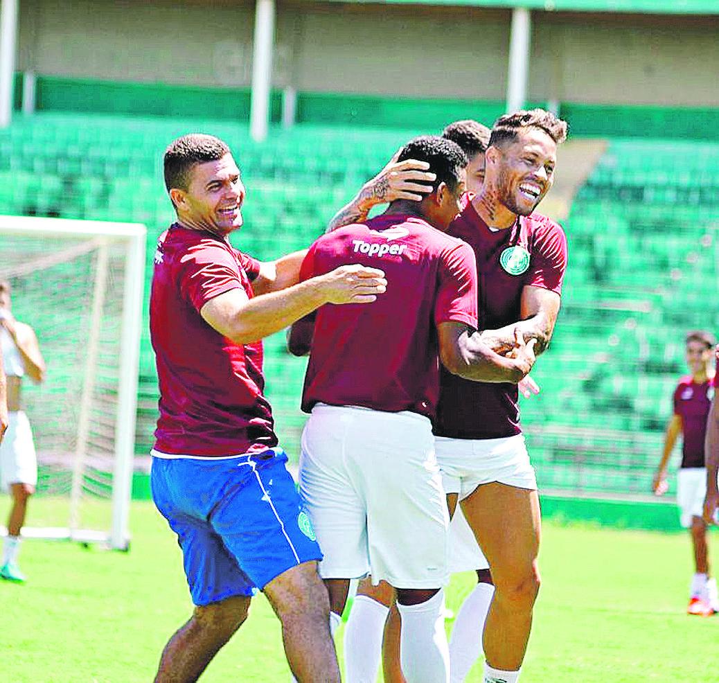 Umberto Louzer participa do rachão junto com os jogadores: momento de descontração antes do jogo (Gabriel Ferrari)