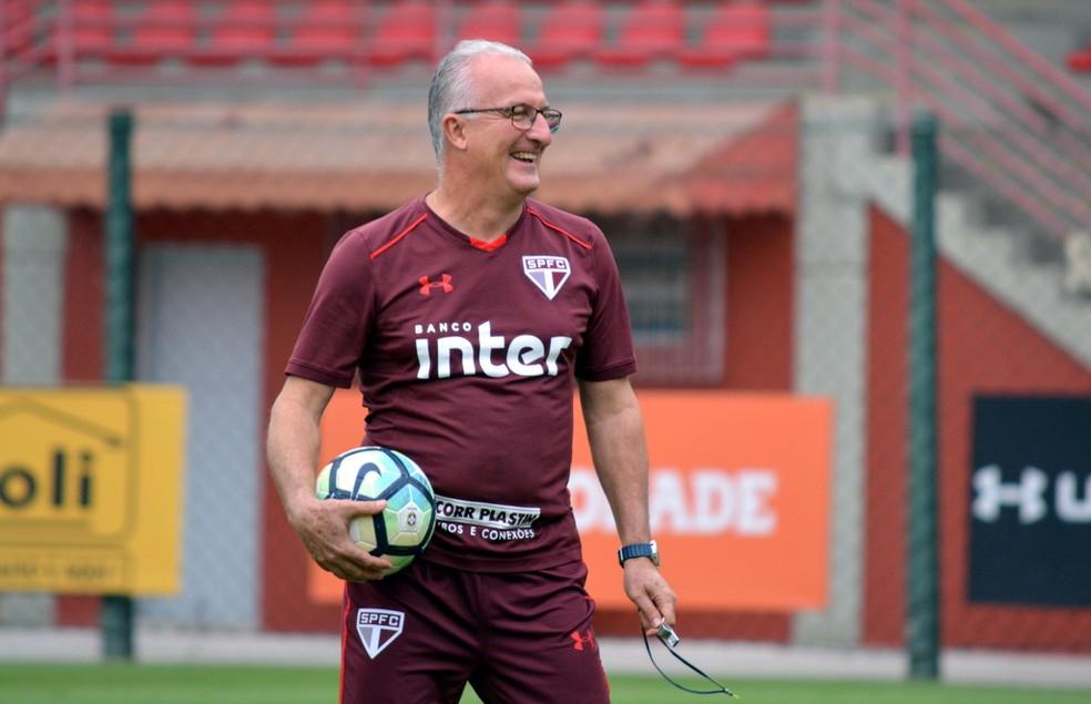 Dorival Junior deve continuar no comando do São Paulo mesmo após o empate sem gols com a Ferroviária ( )