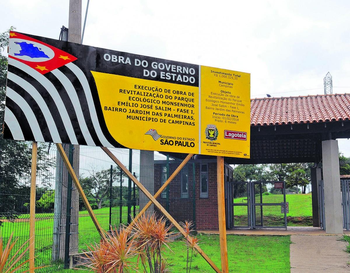 Placa imensa na portaria do Parque Ecológico anuncia investimento milionário no projeto, mas nem existe um canteiro de obras montado (Dominique Torquato/AAN)