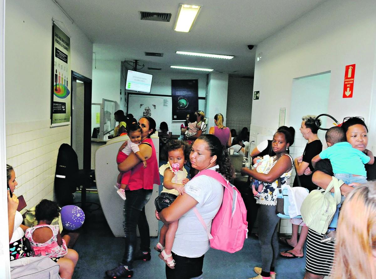Filas imensas: o problema começou na sexta-feira passada, quando teve início a mobilização no Hospital Ouro Verde, e deverá se agravar porque enfermeiros e técnicos poderão aderir (Dominique Torquato/AAN)
