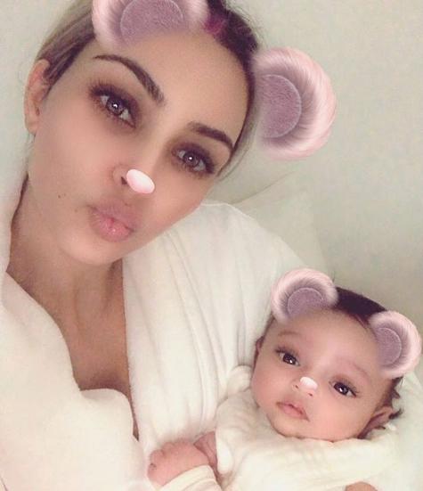 Kim Kardashian West publicou pela primeira vez uma foto de sua filhinha mais nova, Chicago (Divulgação)