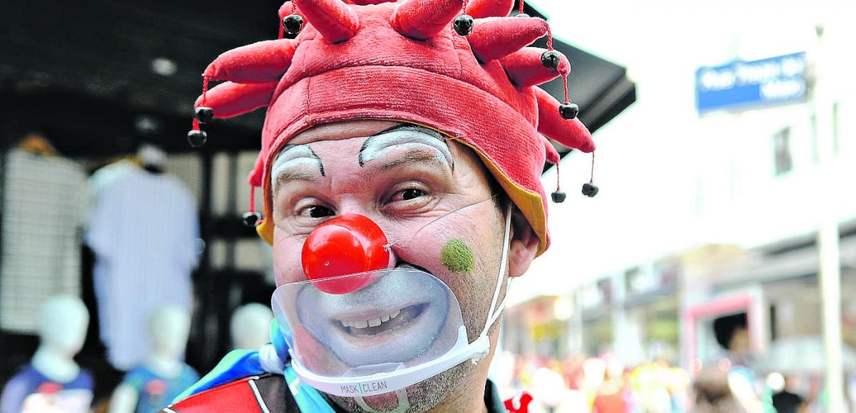 Na Rua 13 de Maio, artista de rua capricha na maquiagem, sem esquecer do frontal de acrílico nestes tempos de pandemia (Wagner Souza/AAN)