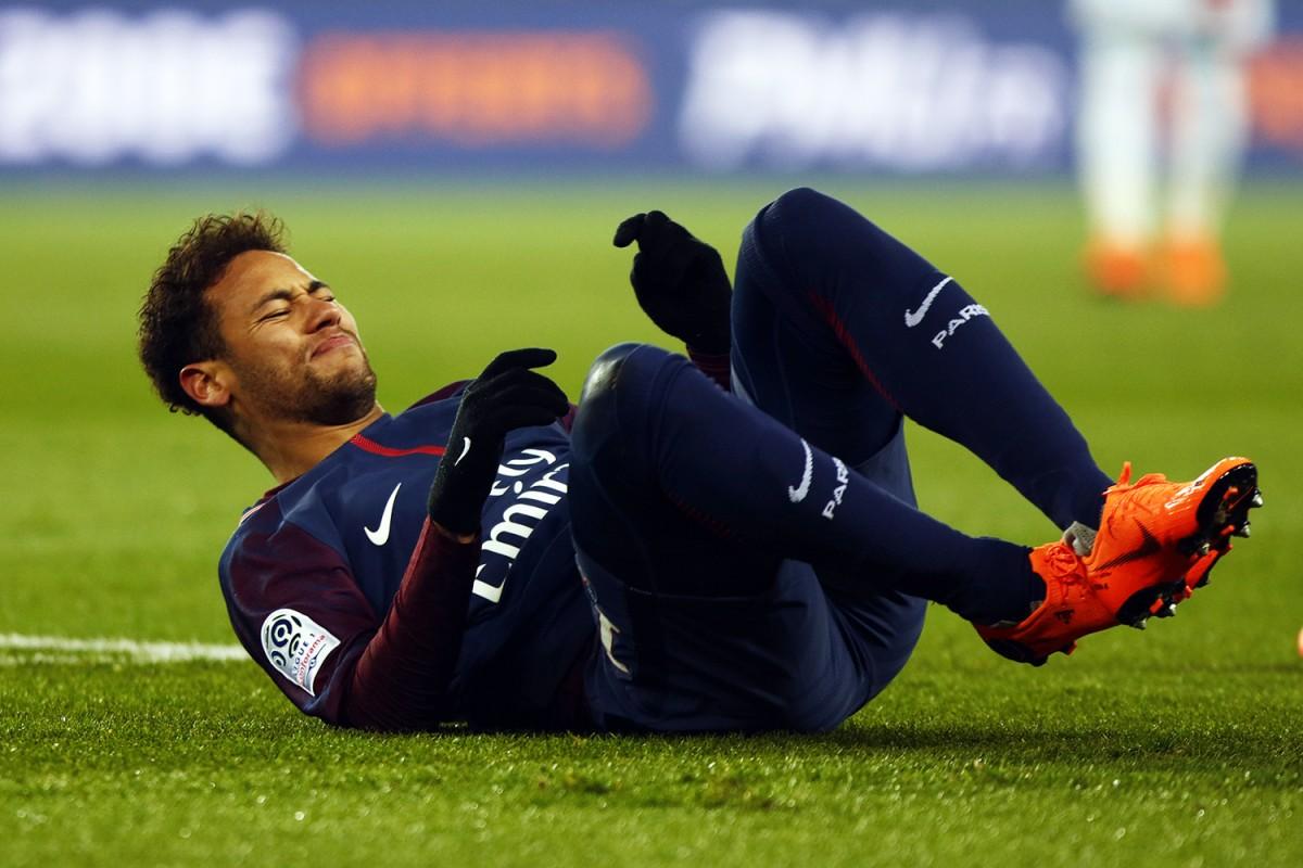Atacante do PSG e da seleção brasileira Neymar, que no domingo sofreu uma fissura no osso do pé, "será operado no final de semana no Brasil", anunciou nesta quarta-feira o clube da capital francesa (AFP)